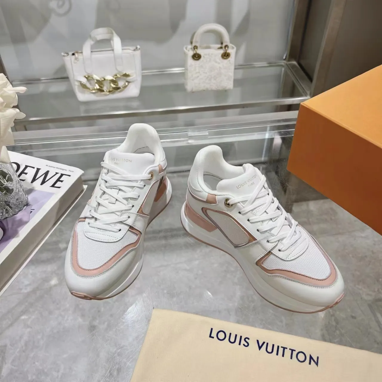 [L Family] P: 760💰Size 35-42 for women, 39-46 for men, (41.42 for women, 45.46 for men, customized) .LV Donkey Brand 🔥🔥LOUIS VUITTON Louis Vuitton's official website synchronizes the 2025 autumn and winter couple's models, which are now on the market, this Neo Run Away sneakers are inspired by running shoes, integrating LV's iconic must-have shoes into the trend. This version is a 1:1 replica of the original version. It is made of two-tone calfskin to highlight its simple lines and unique wedge outsole. Key details include the LV initials on the side and an engraved gold heel stabilizer on the back plus a 2cm hidden insole.